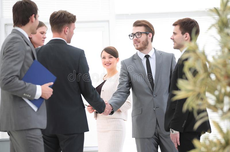 和常舍人晚秋集贤院即事十二韵寄赠江南徐薛二侍郎‘BJL平台’